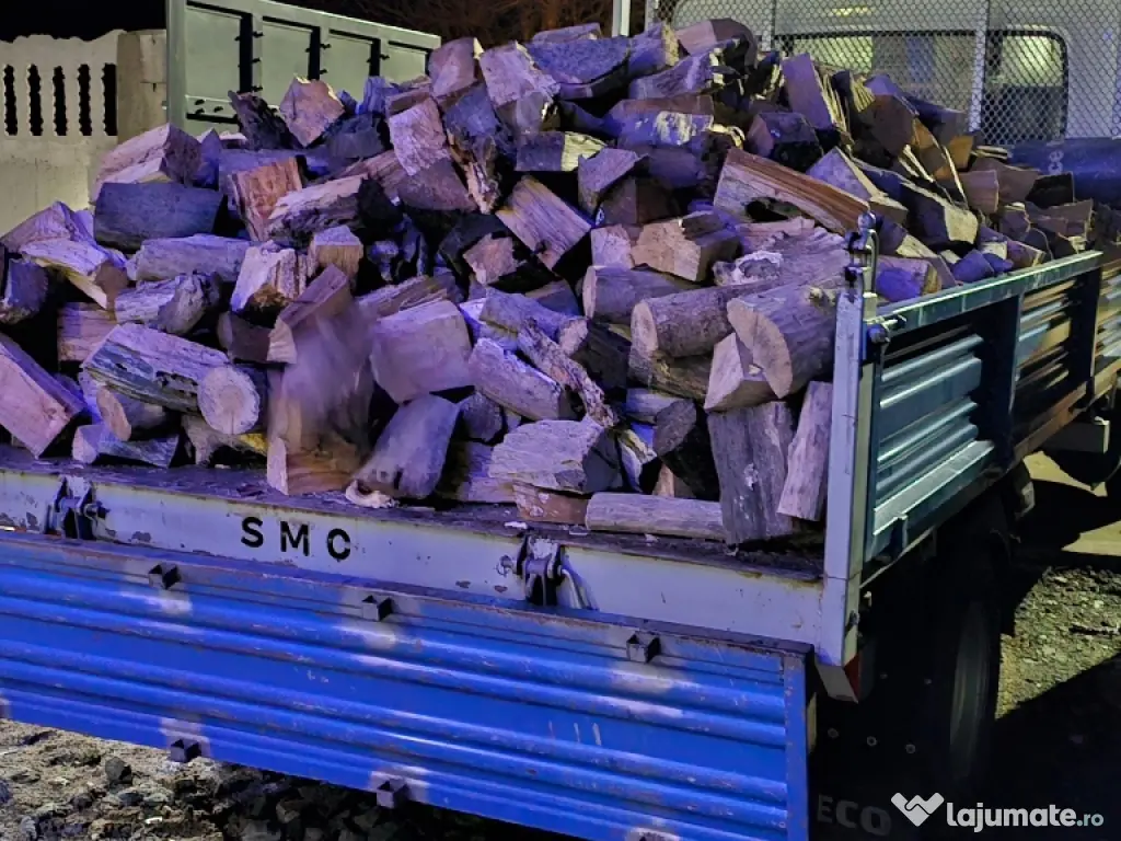 Lemne de foc tăiate și crăpate