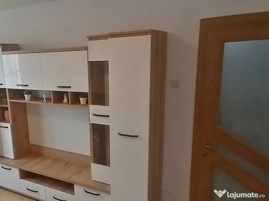 Ofer spre închiriere apartament cu 2 camere 