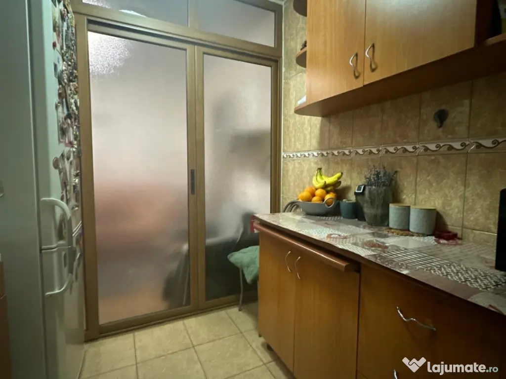 Ofer spre închiriere apartament cu 2 camere 