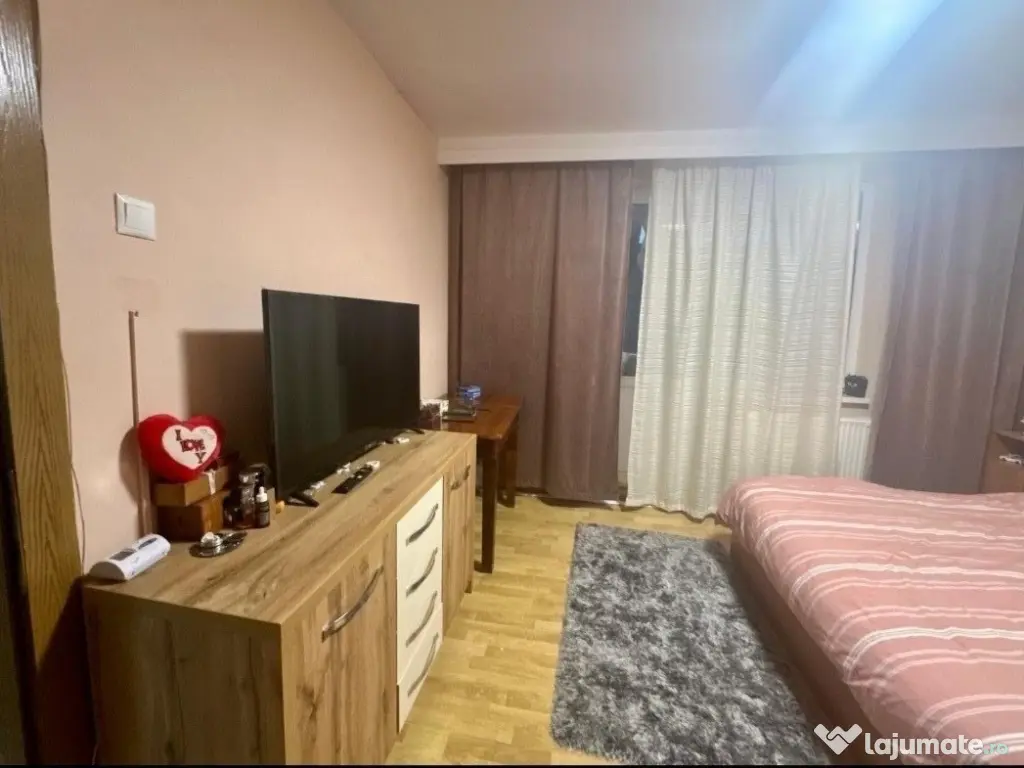 Ofer spre închiriere apartament cu 2 camere 