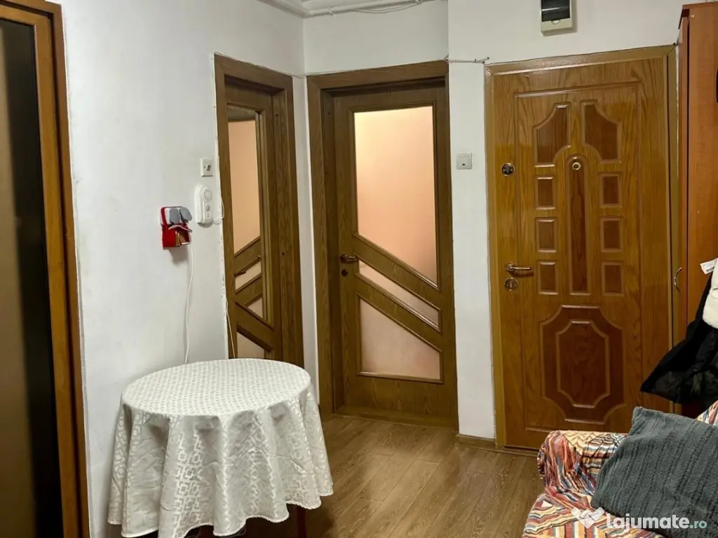 Ofer spre închiriere apartament cu 2 camere 