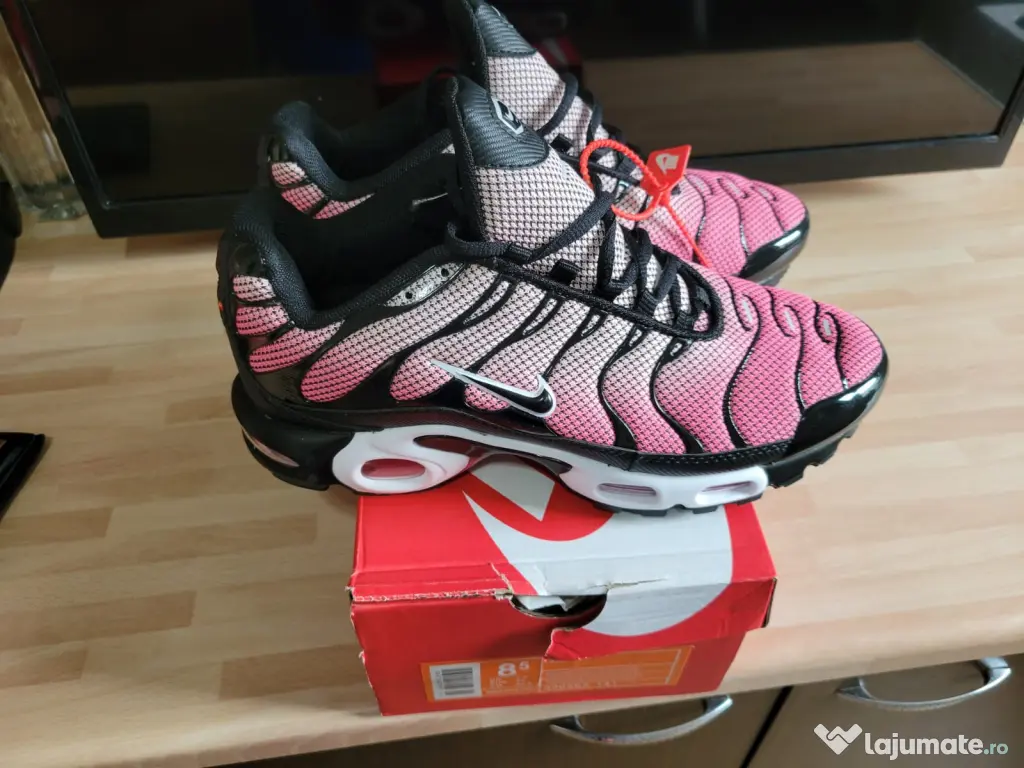 Adidași Nike TN, noi