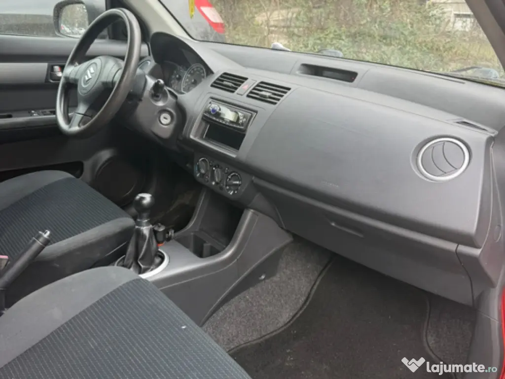 Vând SUZUKI Swift 