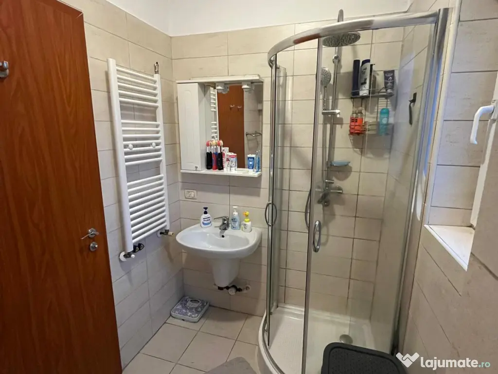 Proprietar vand apartament cu 2 camere + 1 loc de parcare 