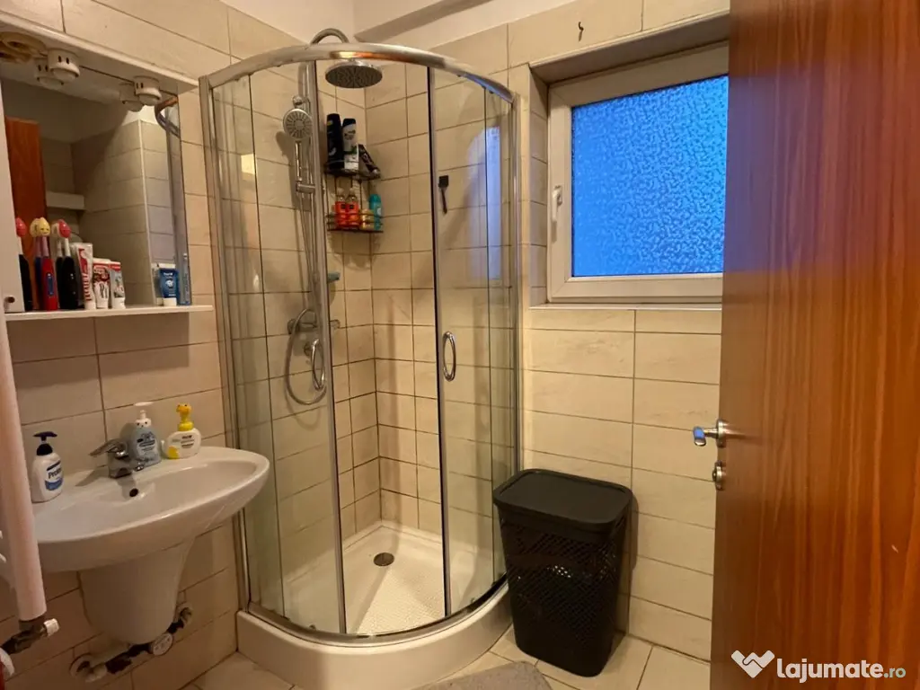 Proprietar vand apartament cu 2 camere + 1 loc de parcare 