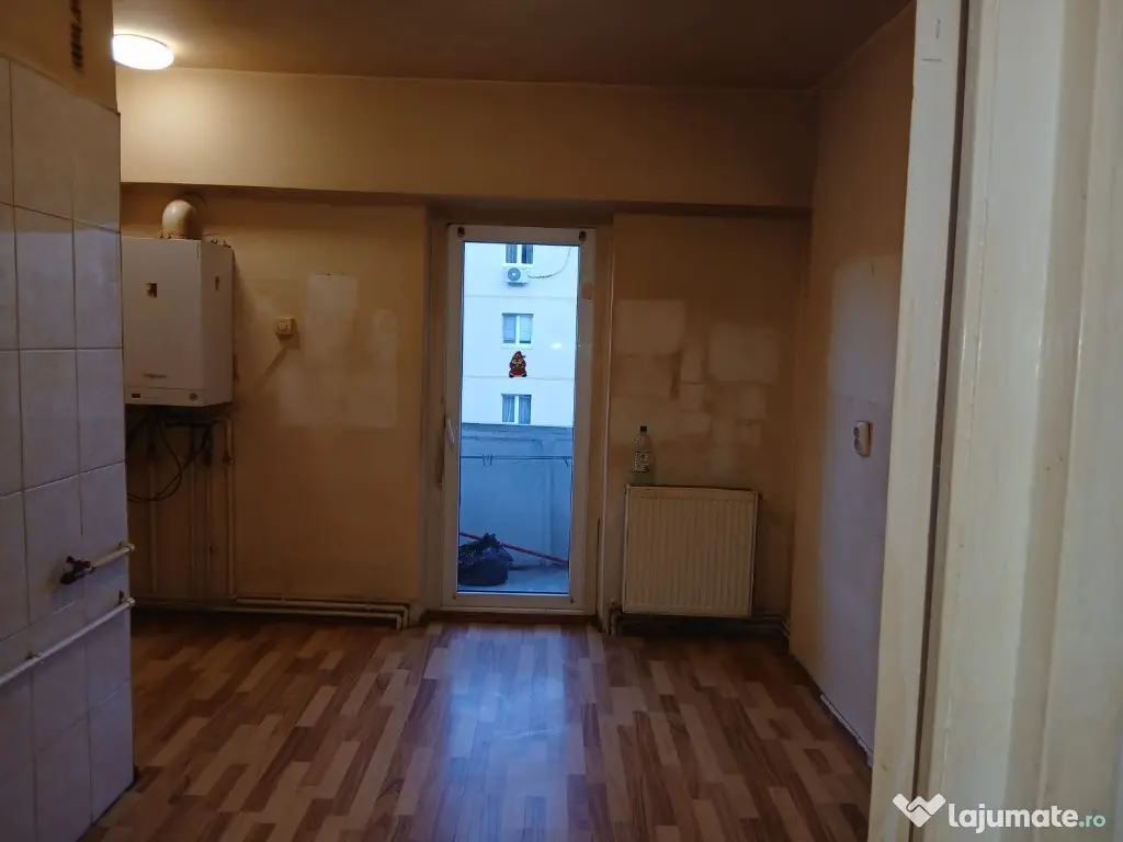 Apartament 2 camere, decomandat - zona Noua