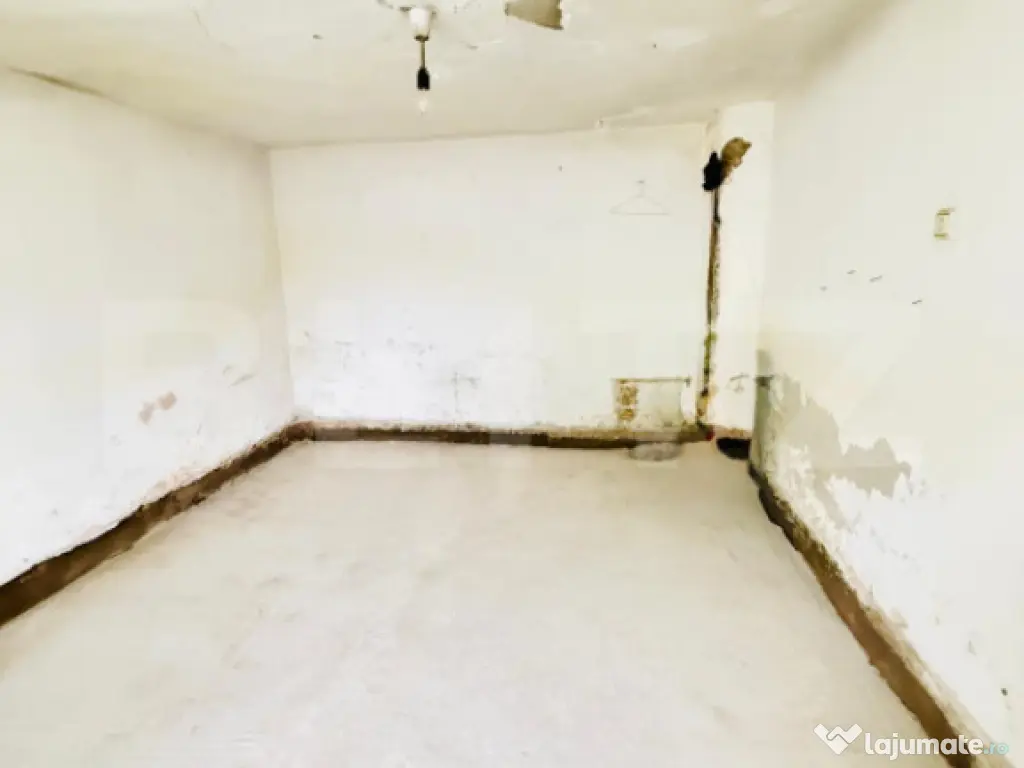 Casă bătrânească cu teren generos - VACARESTI 