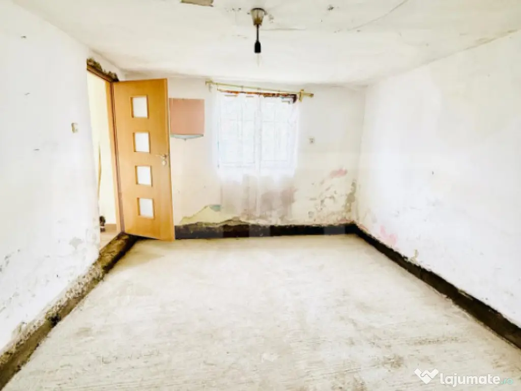 Casă bătrânească cu teren generos - VACARESTI 