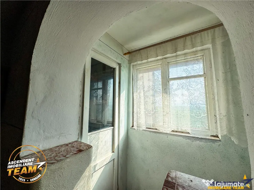 FILM! Apartament 2 camere,decomandat,cu garaj,1.400 mp teren 