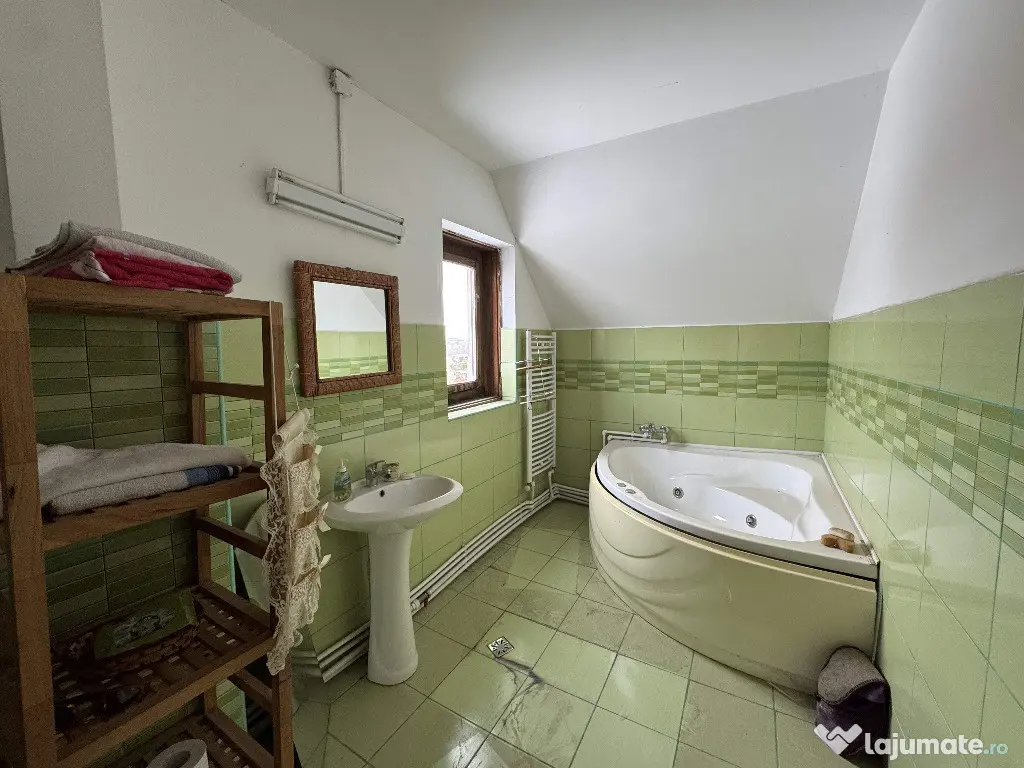 Vila P+M si ANEXA cu GARAJ, T = 1150 mp, D=28 m, Slatioara, zona centr