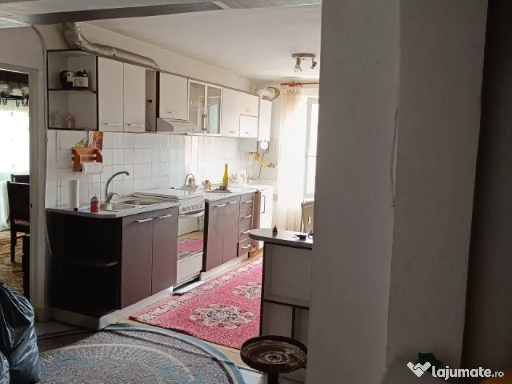 Apartament 3 camere de vanzare 