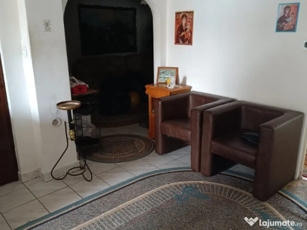 Apartament 3 camere de vanzare 