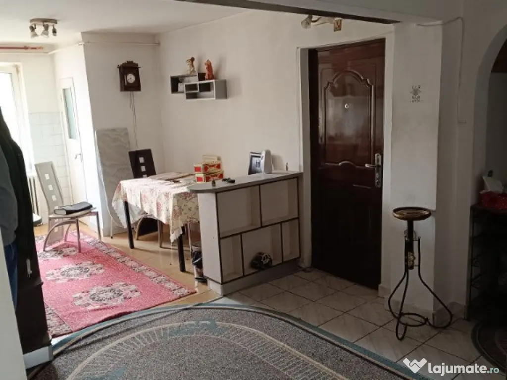 Apartament 3 camere de vanzare 