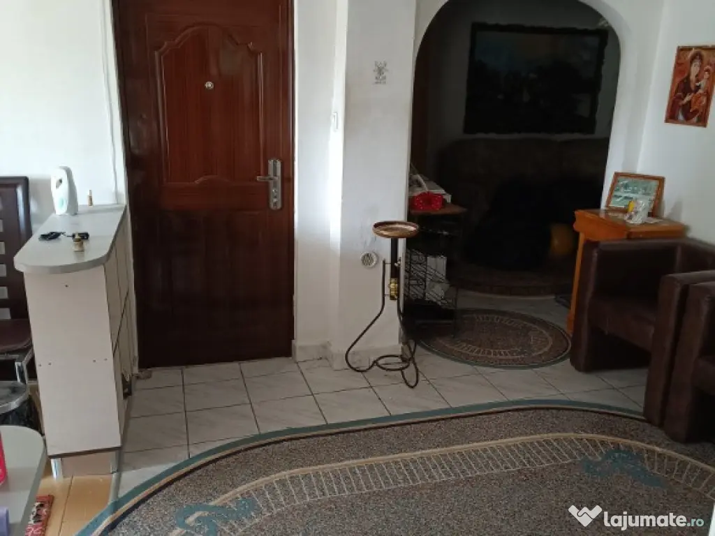 Apartament 3 camere de vanzare 