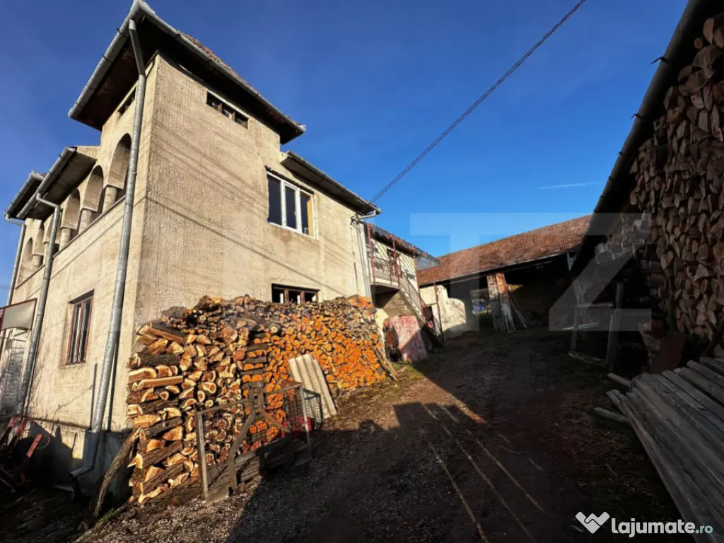 Casa cu 4 camere,baie, bucatarie,anexe.pivniță teren 2500 