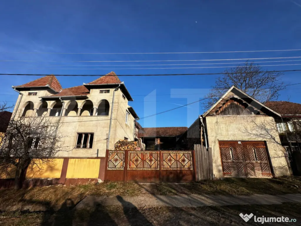 Casa cu 4 camere,baie, bucatarie,anexe.pivniță teren 2500 