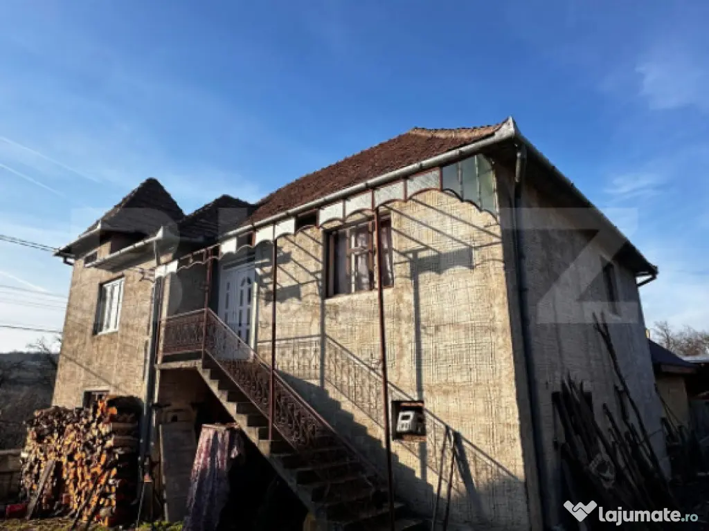 Casa cu 4 camere,baie, bucatarie,anexe.pivniță teren 2500 