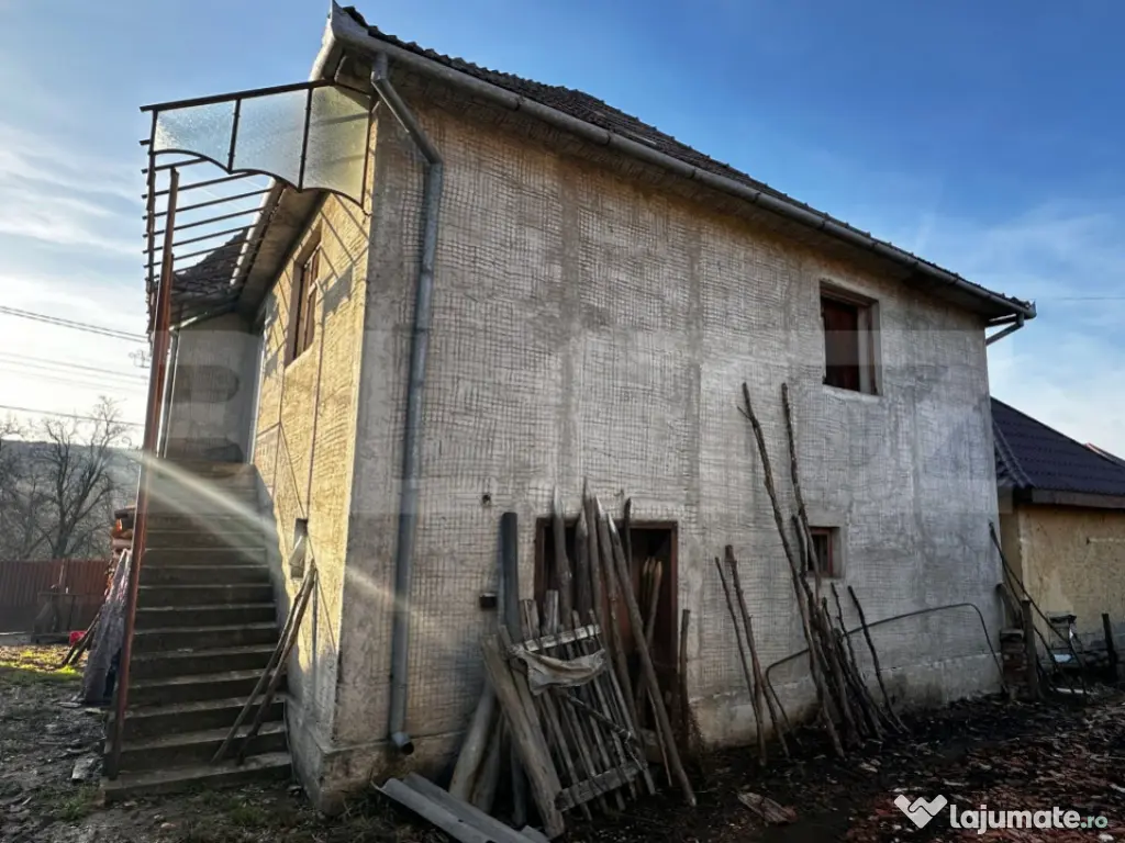 Casa cu 4 camere,baie, bucatarie,anexe.pivniță teren 2500 