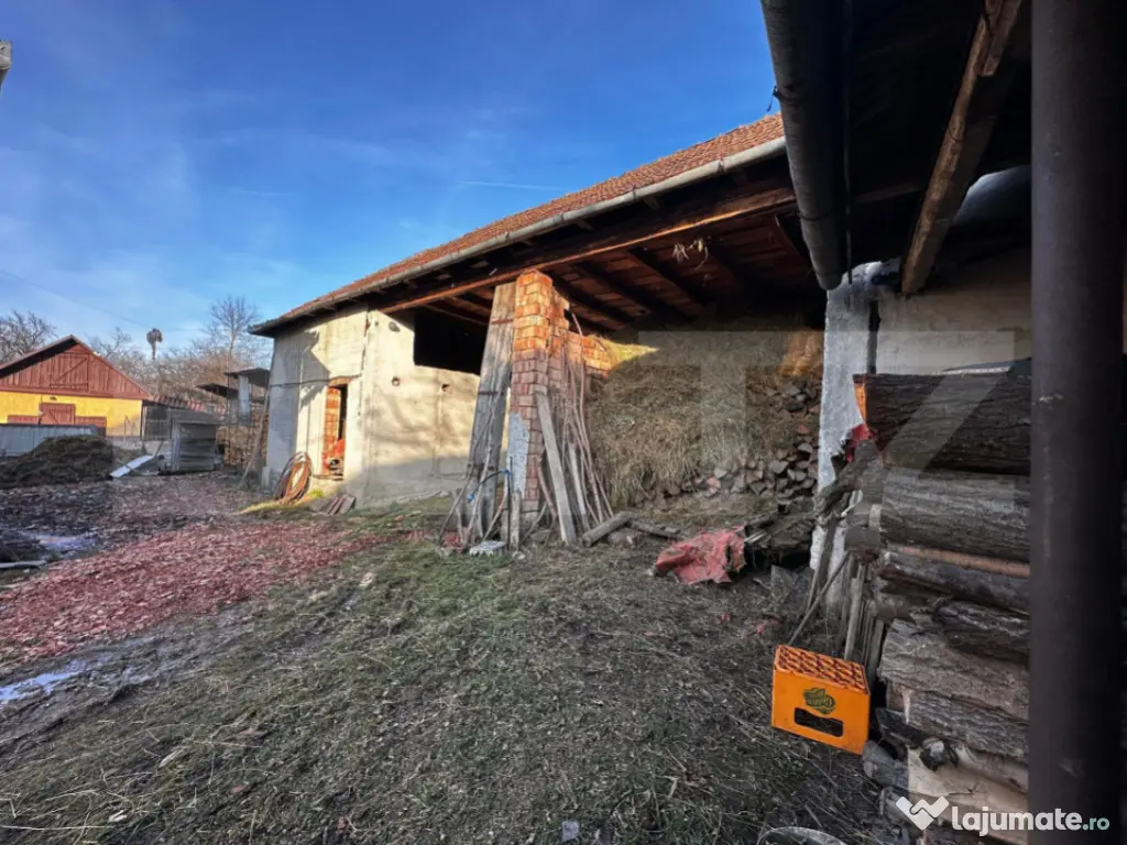 Casa cu 4 camere,baie, bucatarie,anexe.pivniță teren 2500 