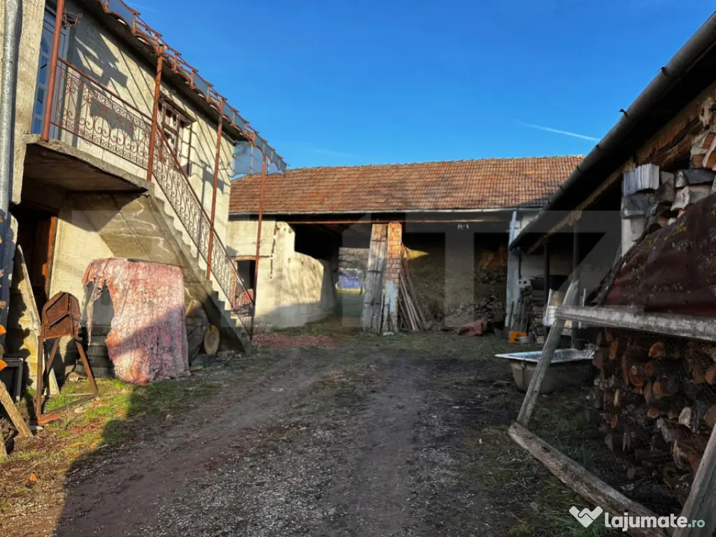 Casa cu 4 camere,baie, bucatarie,anexe.pivniță teren 2500 