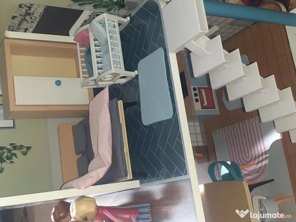 Casă de păpuși din lemn – set complet cu mobilier și figurine
