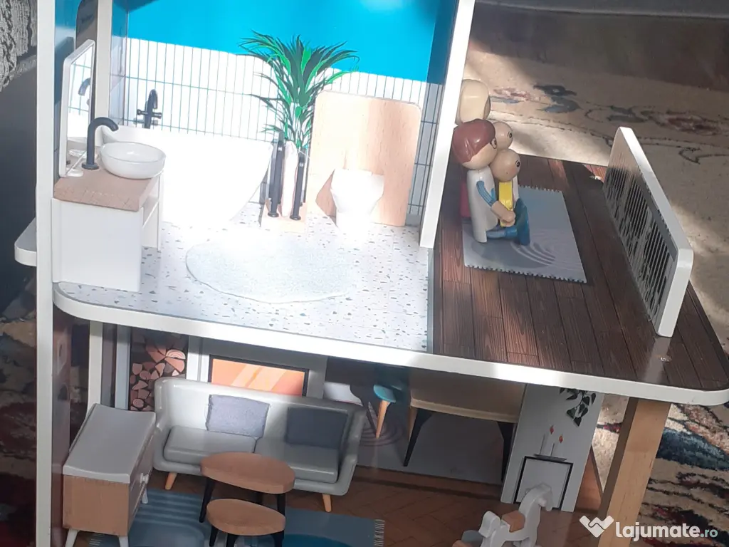 Casă de păpuși din lemn – set complet cu mobilier și figurine