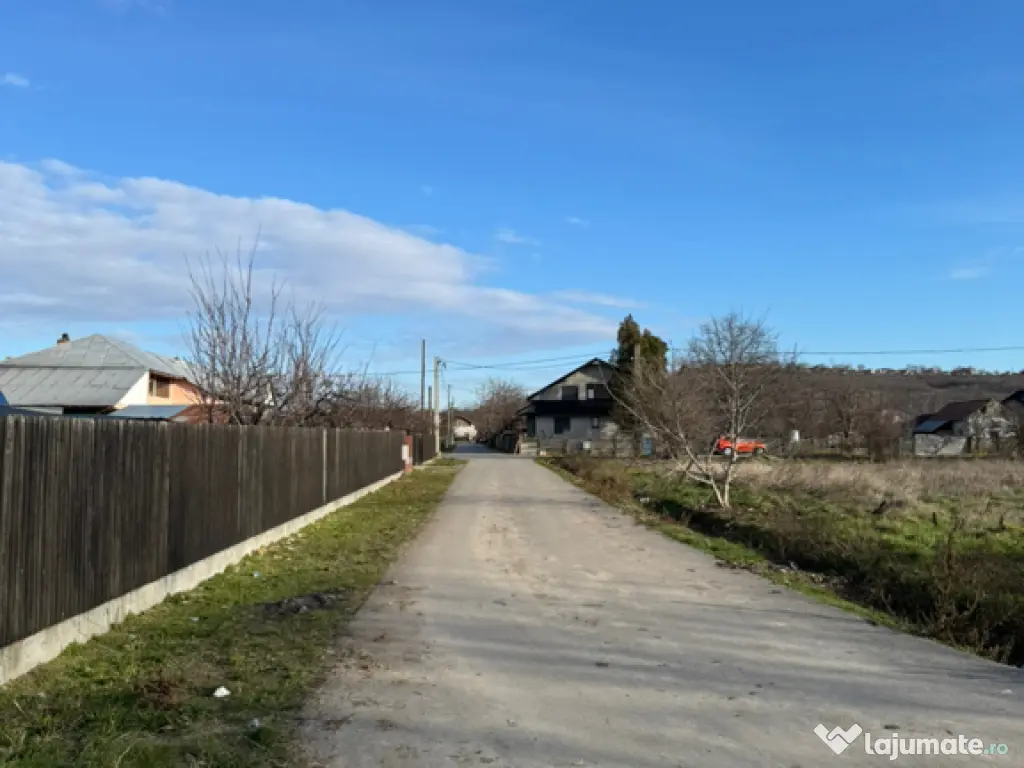 Vând teren intravilan 1300 mp