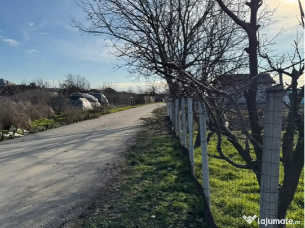 Vând teren intravilan 1300 mp
