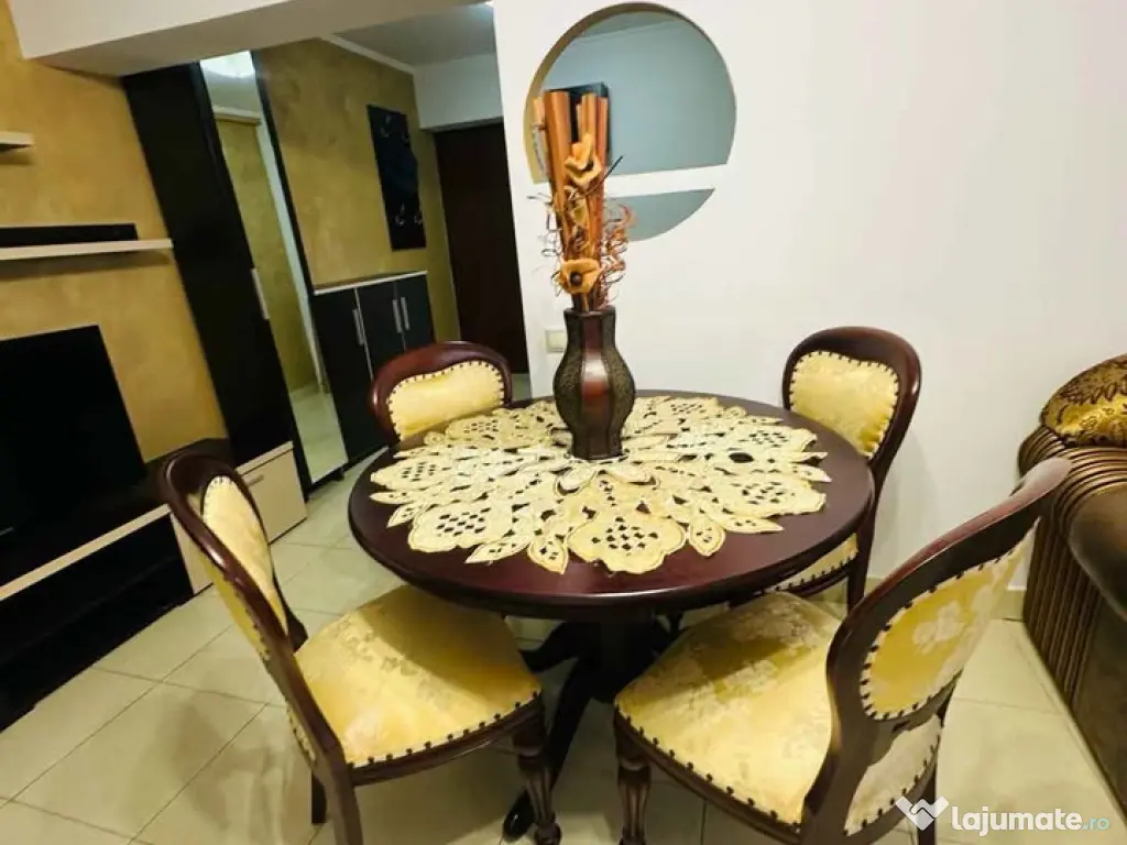 Set Dining Elegant: Masă Rotundă + 4 Scaune Tapițate (Stil Clasic) 