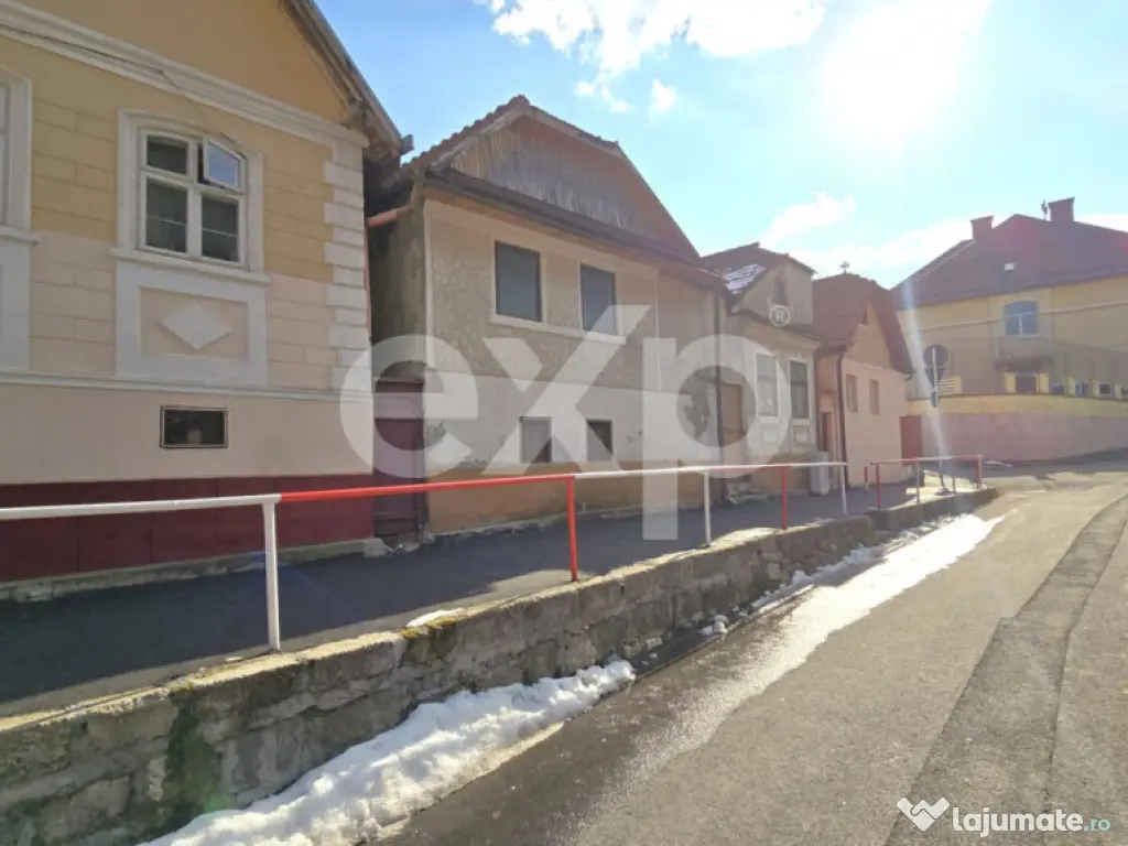 Casă cu potențial în Schei – cu front la două străzi
