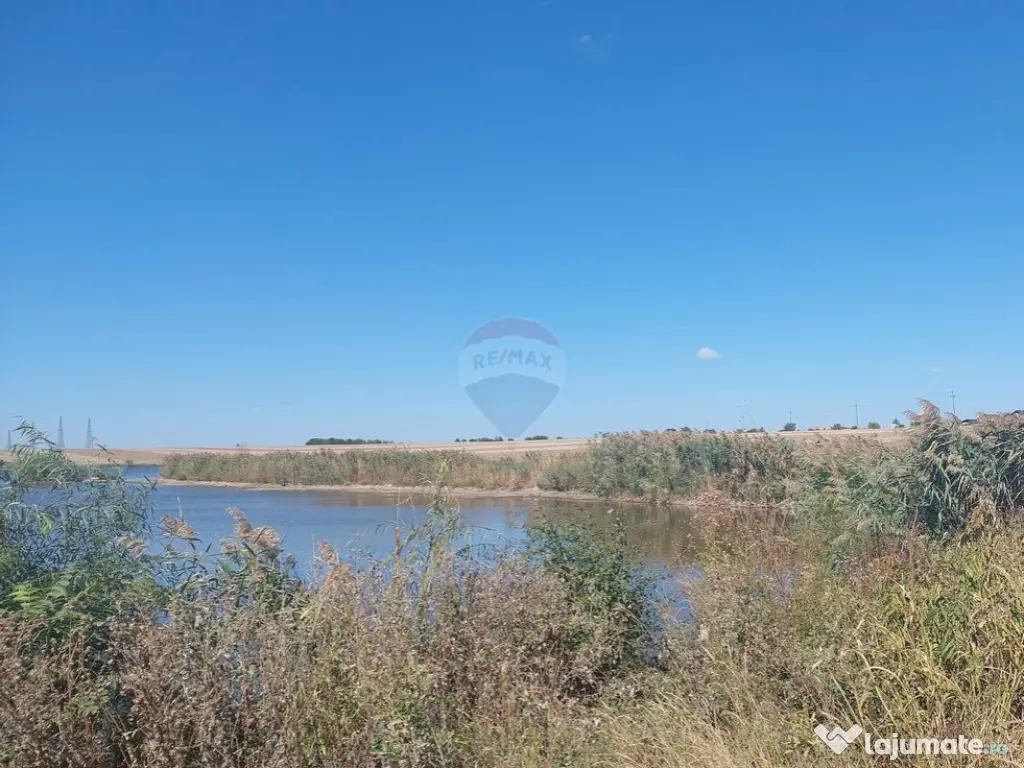 Oportunitate dezvoltare: 10.032 mp cu front la lac, lotizat 