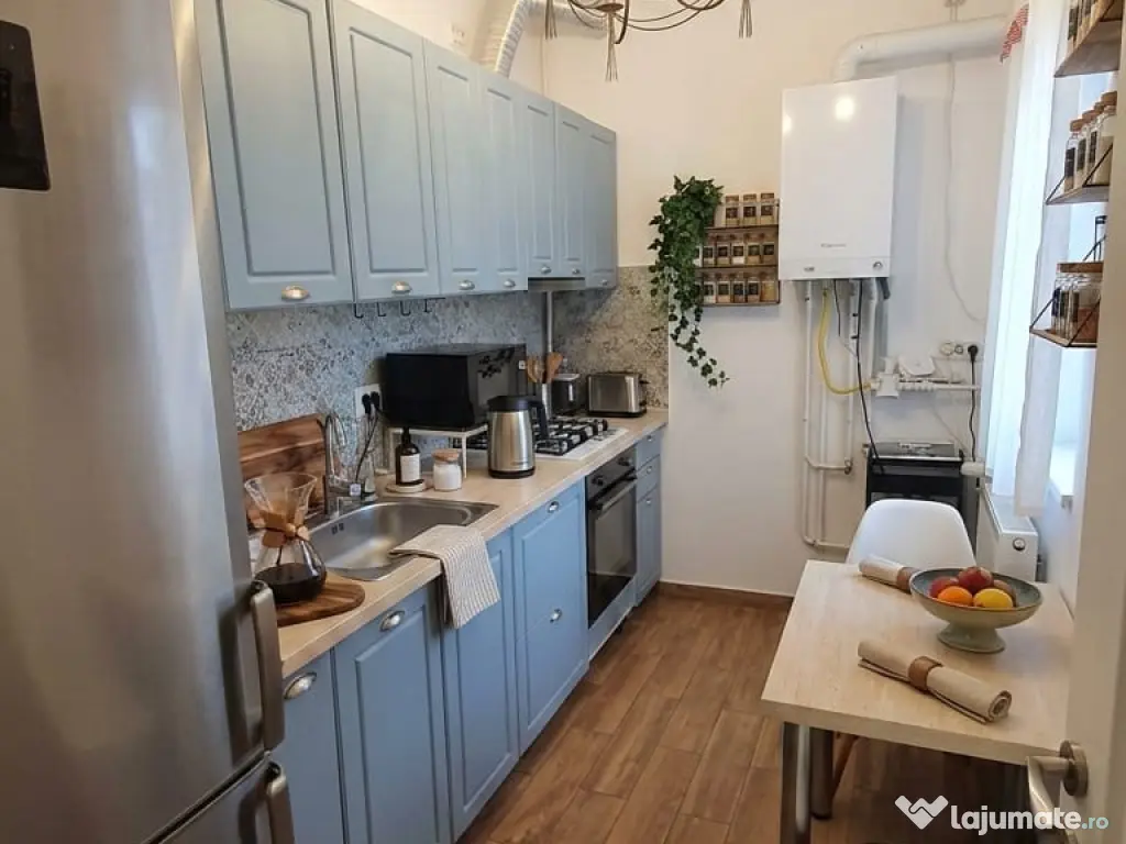 Apartament de inchiriat 3 camere, curte si centrala proprie zona 13 Septembrie 