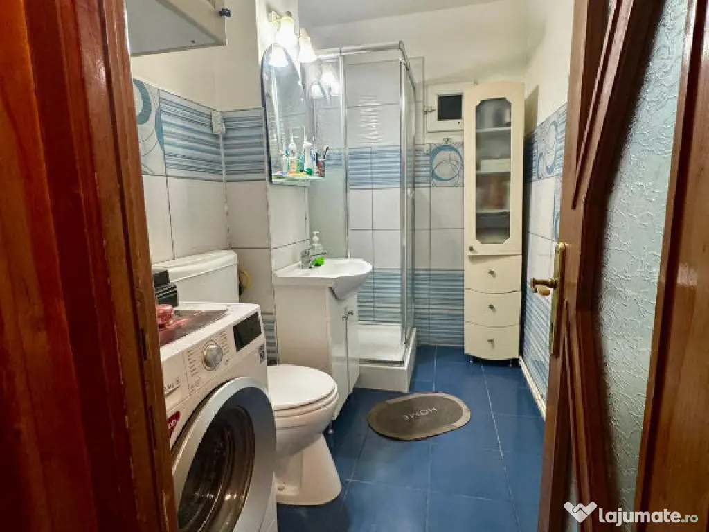 Apartament de 3 camere zona TRACTORUL 