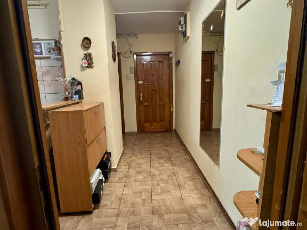 Apartament de 3 camere zona TRACTORUL 