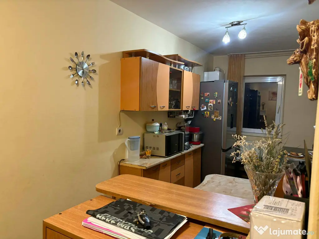 Apartament de 3 camere zona TRACTORUL 