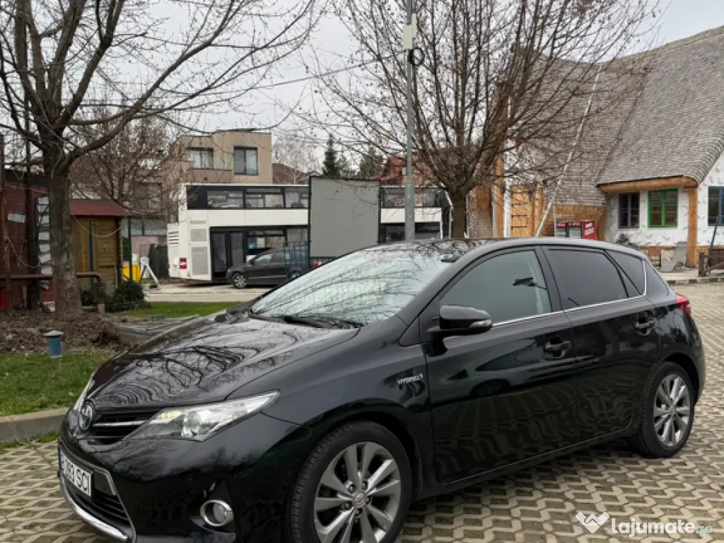 Toyota Auris Hybrid Life + 
