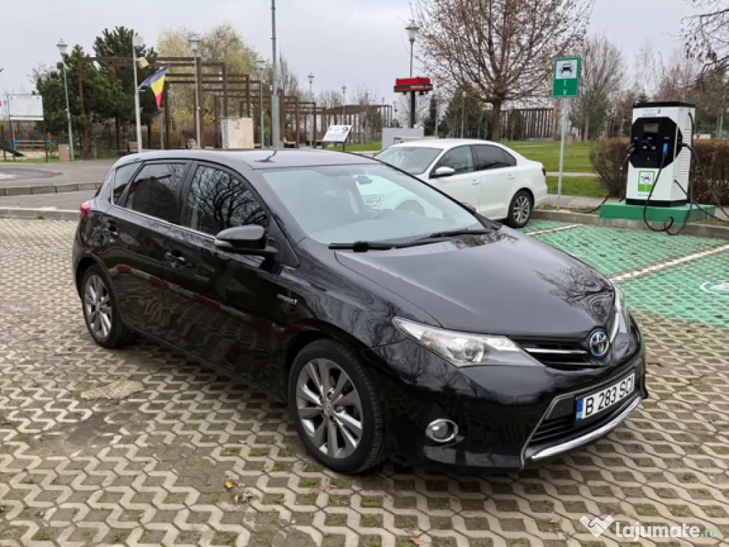 Toyota Auris Hybrid Life + 