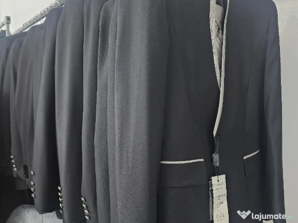 Lichidare de stoc,Vând en-gros un stoc de costume bărbați 