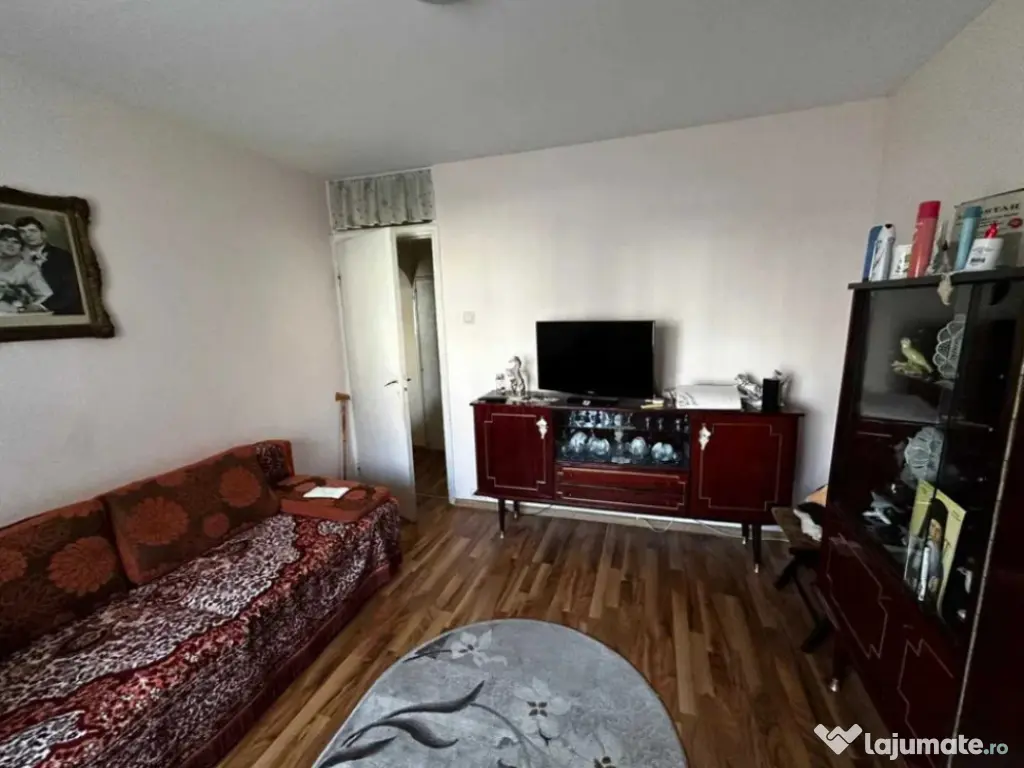 Apartament 3 camere, decomandat - zona Tractorul 