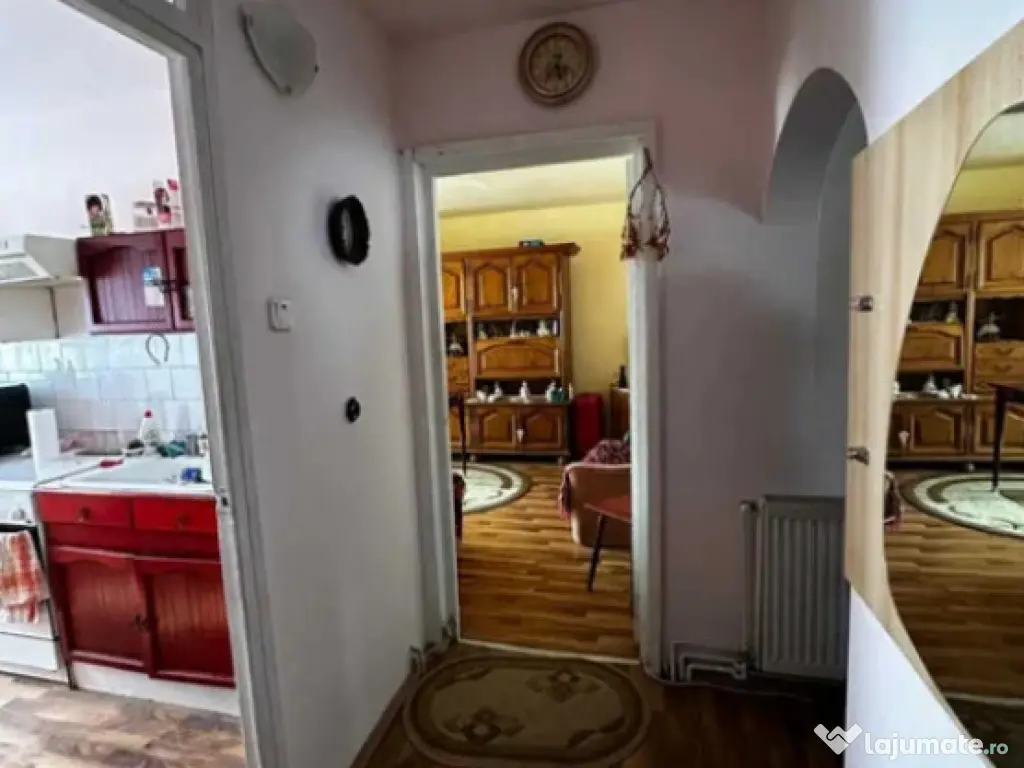 Apartament 3 camere, decomandat - zona Tractorul 