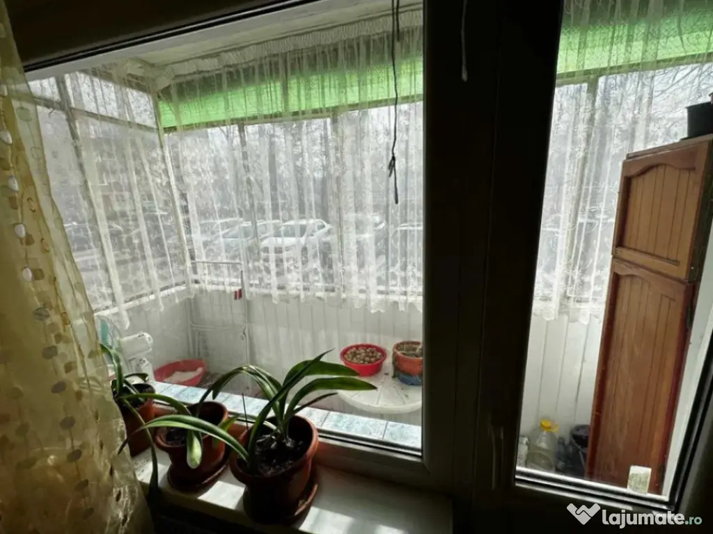 Apartament 3 camere, decomandat - zona Tractorul 