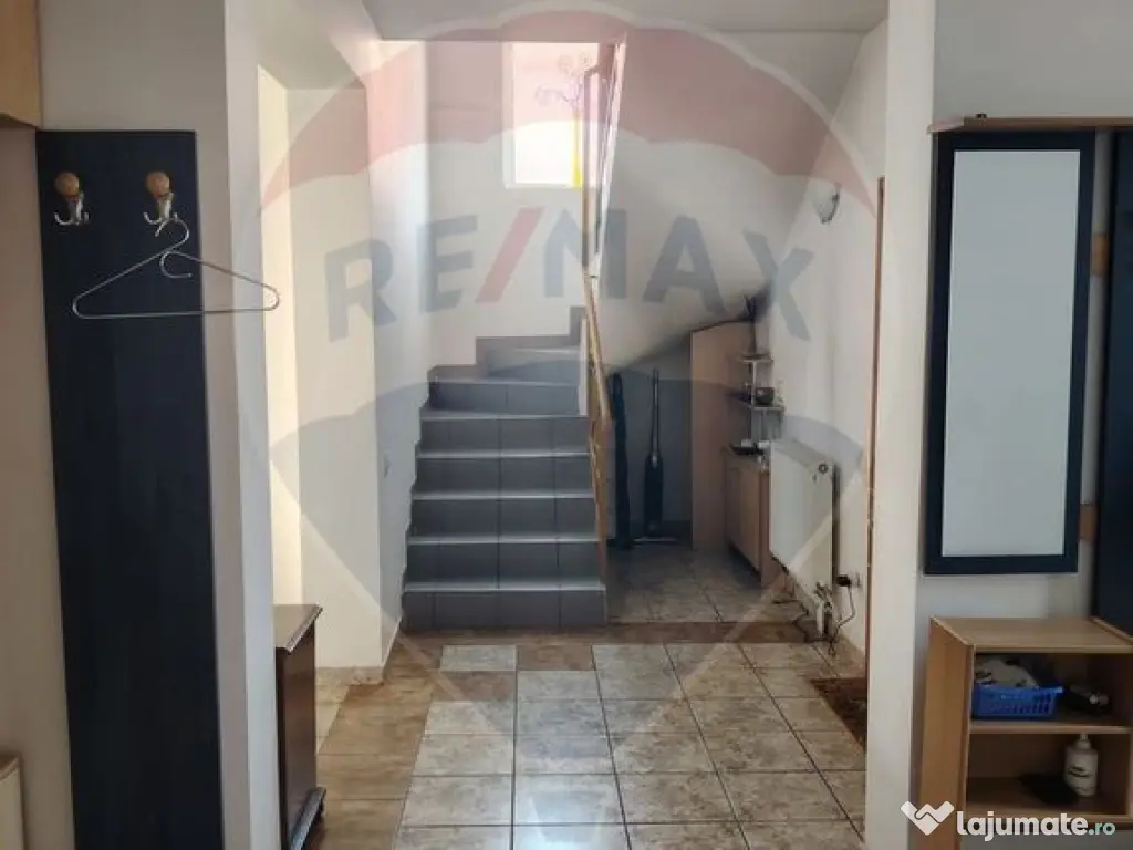 Casă / Vilă cu 8 camere de vânzare în zona Central 