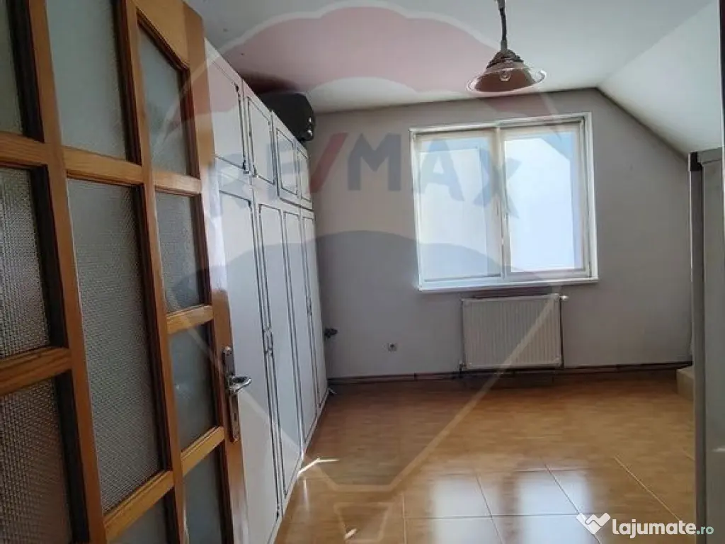 Casă / Vilă cu 8 camere de vânzare în zona Central 