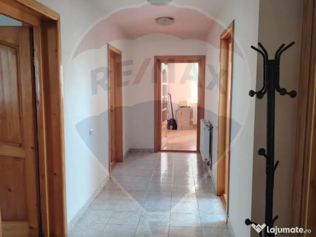 Casă / Vilă cu 8 camere de vânzare în zona Central 