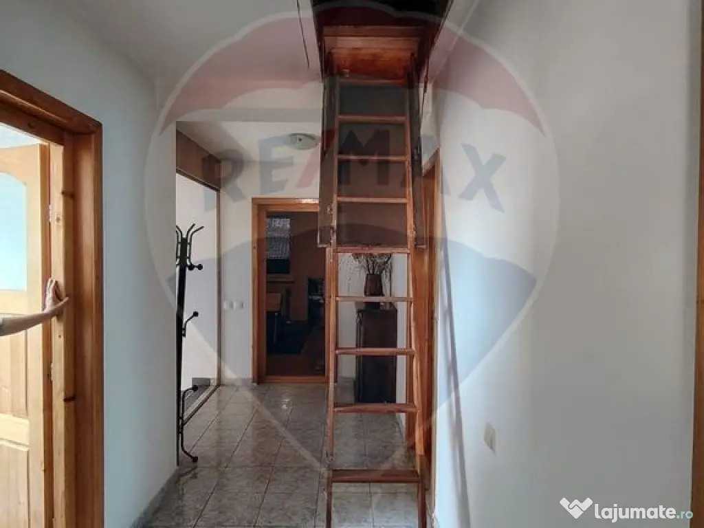 Casă / Vilă cu 8 camere de vânzare în zona Central 