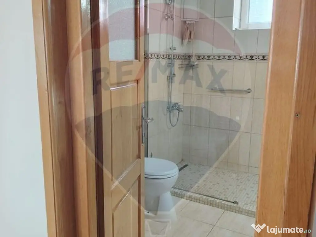 Casă / Vilă cu 8 camere de vânzare în zona Central 