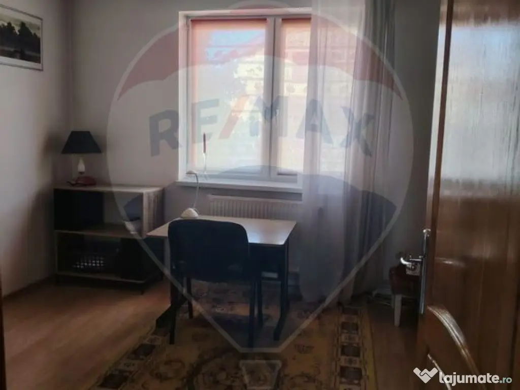 Casă / Vilă cu 8 camere de vânzare în zona Central 