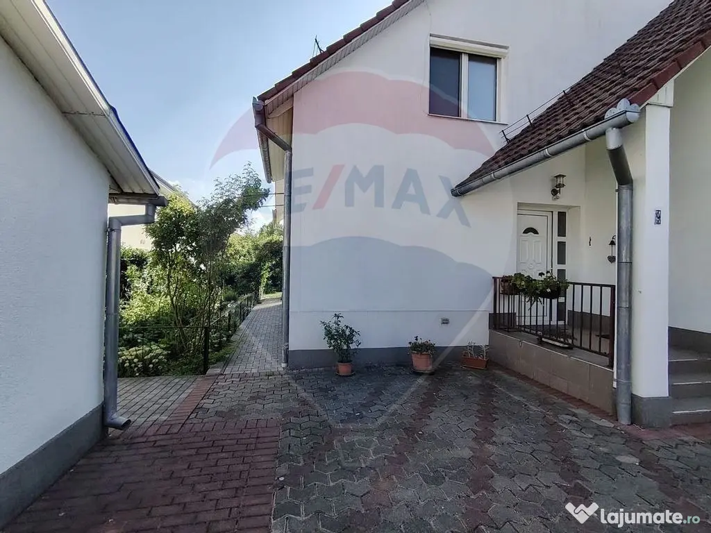 Casă / Vilă cu 8 camere de vânzare în zona Central 