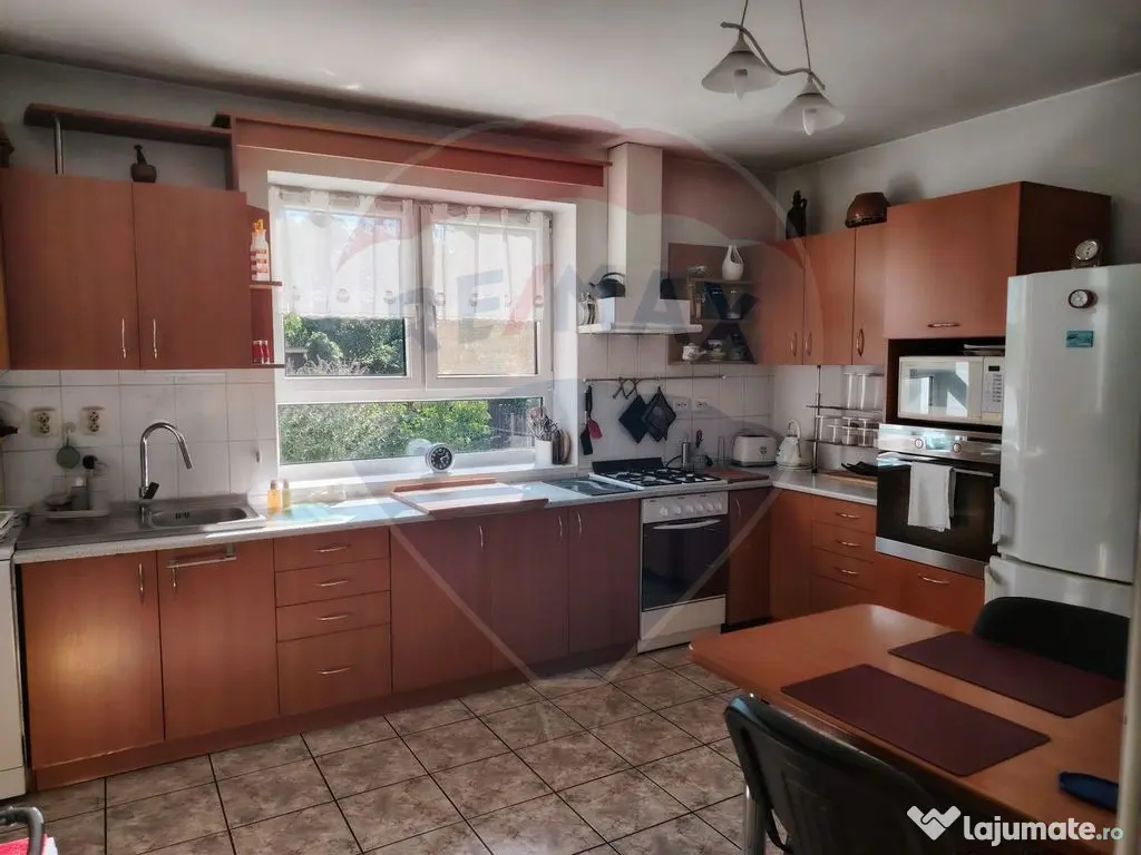 Casă / Vilă cu 8 camere de vânzare în zona Central 