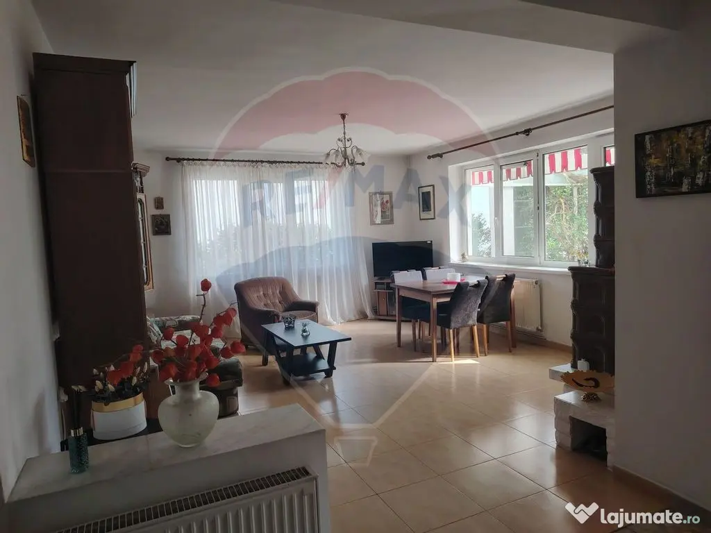 Casă / Vilă cu 8 camere de vânzare în zona Central 